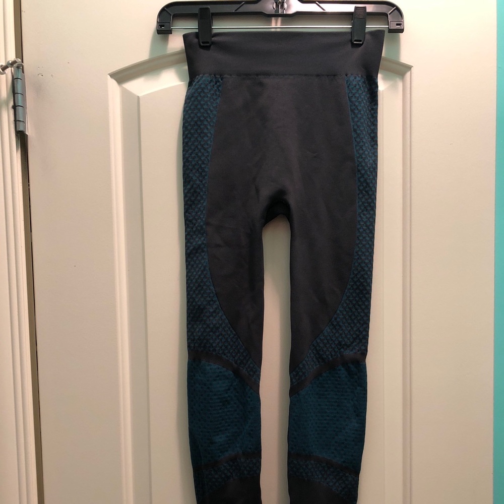 Lululemon grey Lycra tight leggings - Picture 7 of 7